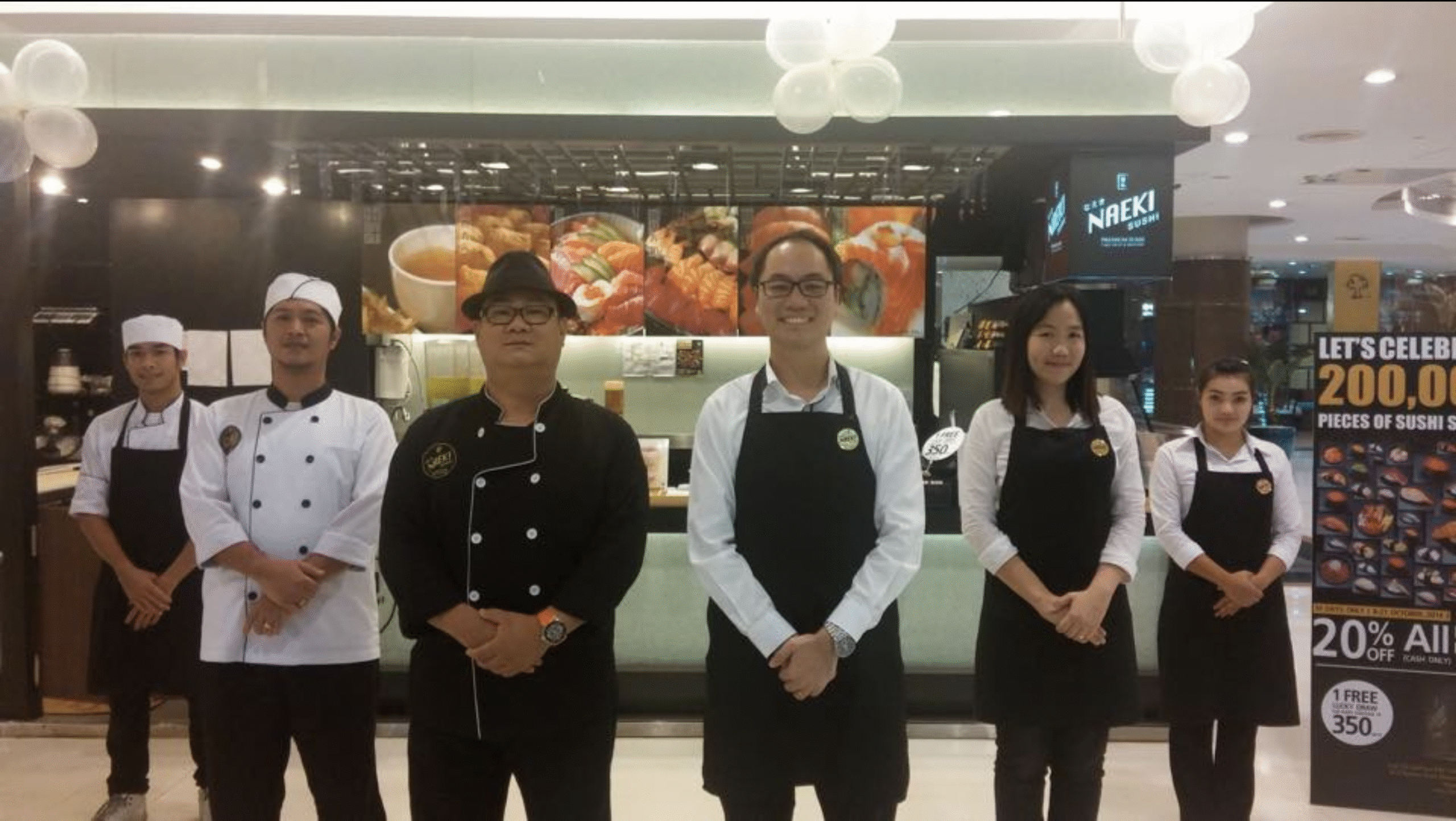 ทีมงาน Naeki Sushi ยืนต้อนรับลูกค้าหน้าร้านซูชิพรีเมียม